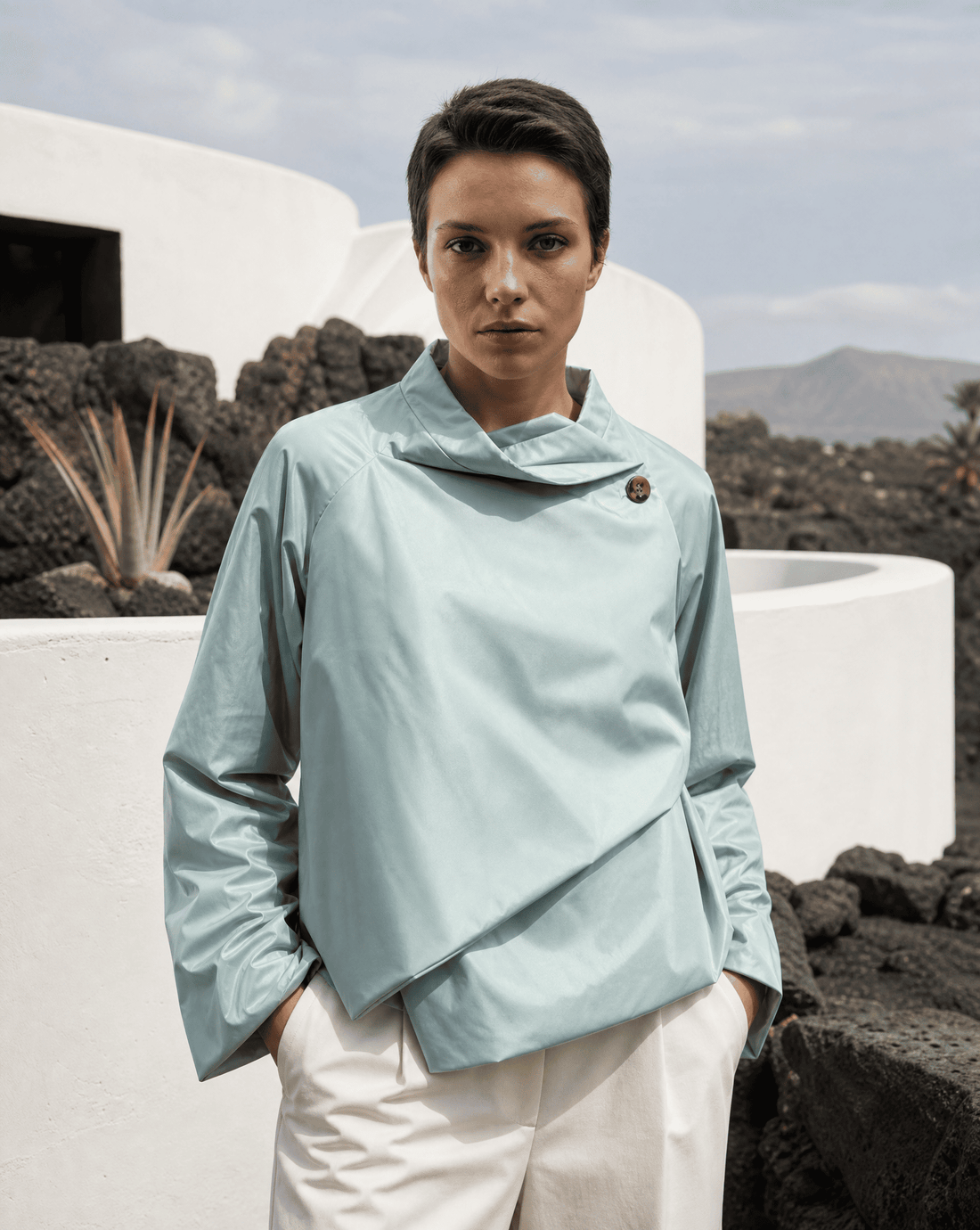 WRAP JKT Waterproof bronce en escenario inspirado en César Manrique, Lanzarote
